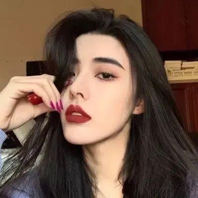 9顶假发的女孩